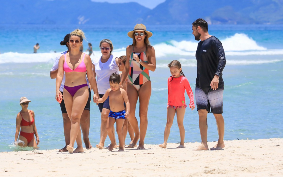 Rafael Cardoso aproveita dia de sol para curtir a Praia da Barra da Tijuca, na Zona Oeste do Rio, com a fam&iacute;lia