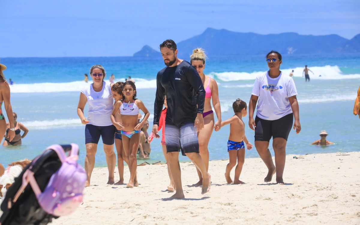Rafael Cardoso aproveita dia de sol para curtir a Praia da Barra da Tijuca, na Zona Oeste do Rio, com a fam&iacute;lia