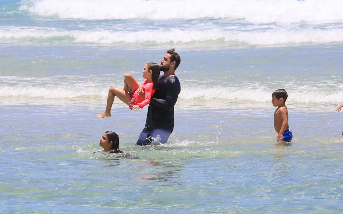 Rafael Cardoso curte praia com os filhos - Ag. News