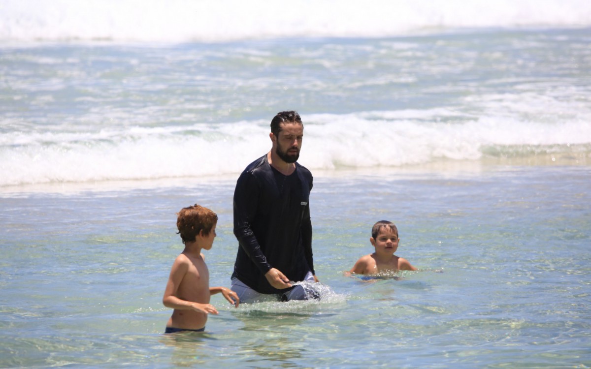 Rafael Cardoso aproveita dia de sol para curtir a Praia da Barra da Tijuca, na Zona Oeste do Rio, com a fam&iacute;lia