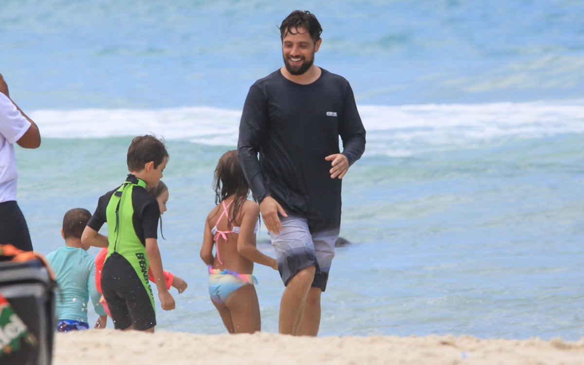 Rafael Cardoso aproveita dia de sol para curtir a Praia da Barra da Tijuca, na Zona Oeste do Rio, com a fam&iacute;lia