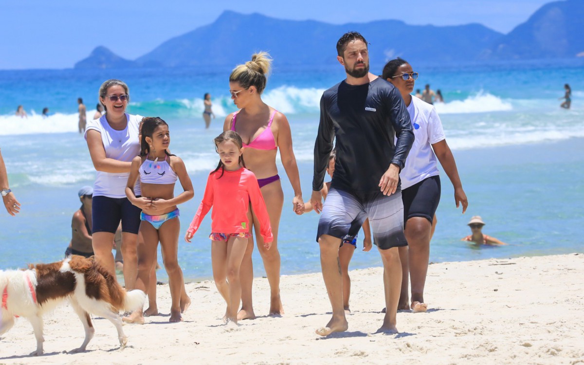 Rafael Cardoso aproveita dia de sol para curtir a Praia da Barra da Tijuca, na Zona Oeste do Rio, com a fam&iacute;lia