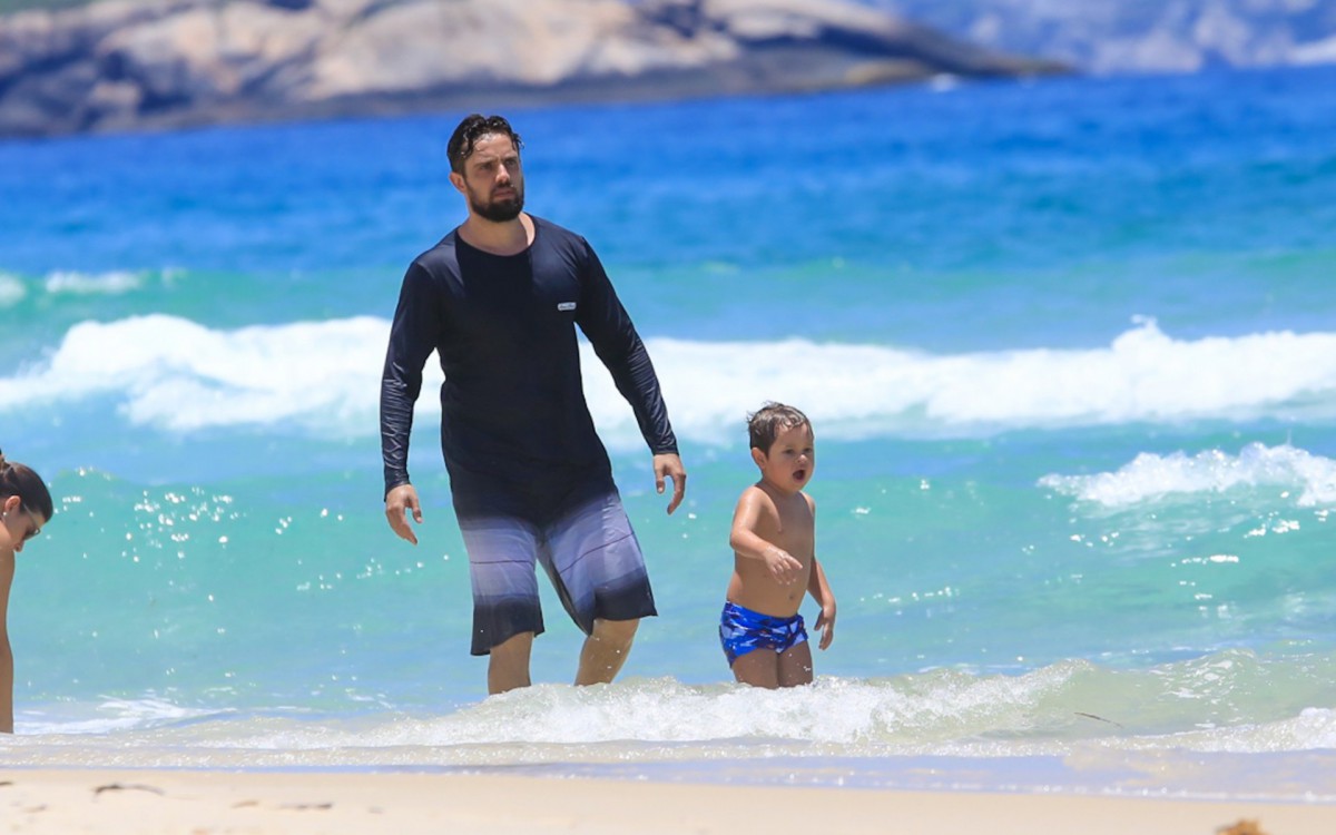 Rafael Cardoso aproveita dia de sol para curtir a Praia da Barra da Tijuca, na Zona Oeste do Rio, com a fam&iacute;lia