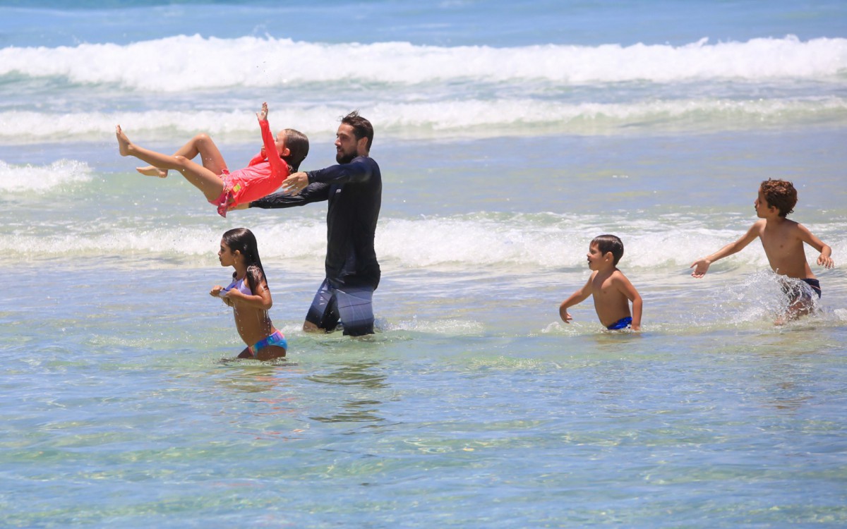 Rafael Cardoso aproveita dia de sol para curtir a Praia da Barra da Tijuca, na Zona Oeste do Rio, com a fam&iacute;lia