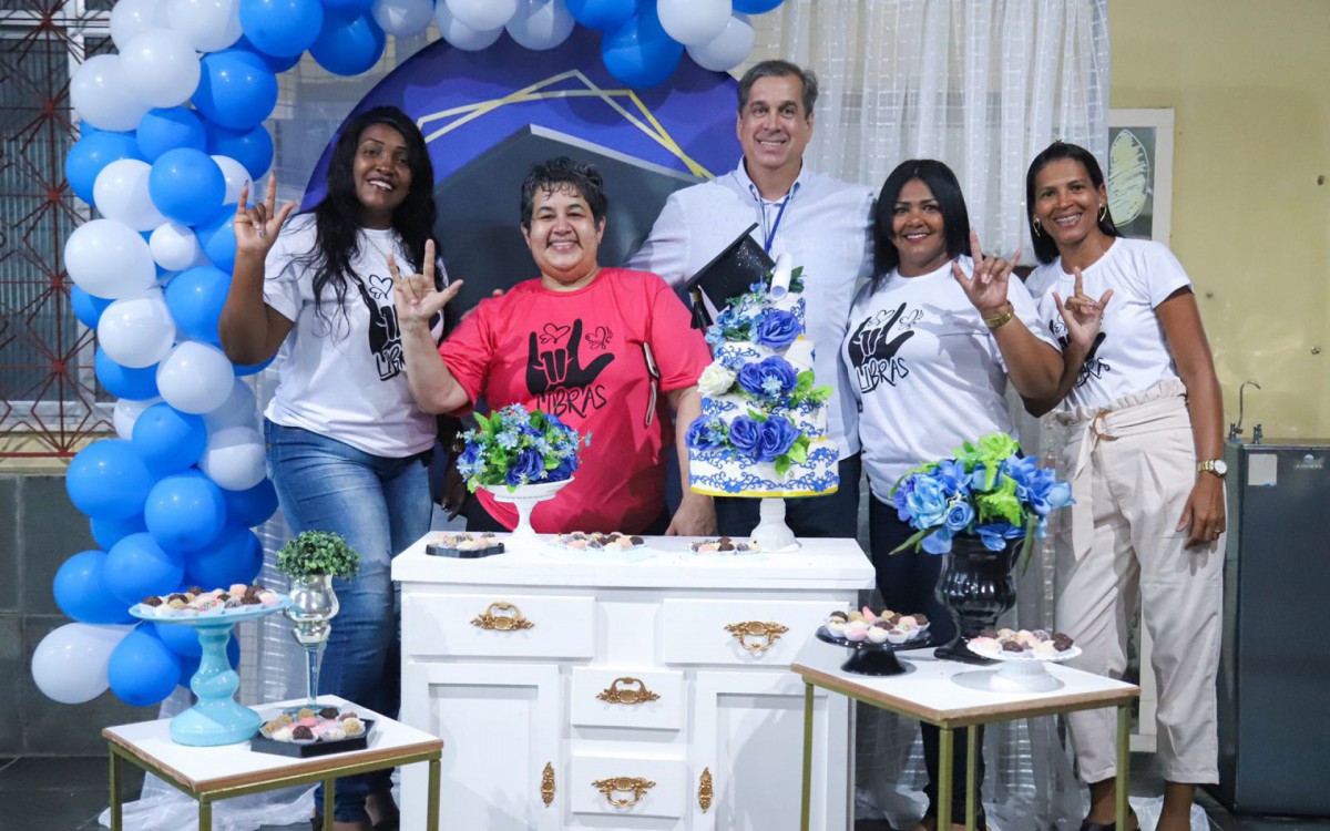 Secretaria Municipal de Educa&ccedil;&atilde;o realiza formatura do curso de libras