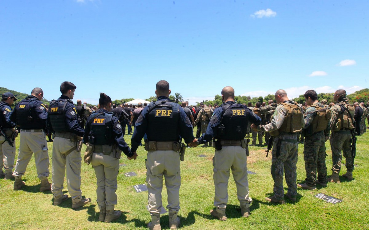 Policiais militares e PRFs se reuniram no enterro do agente do Bope, Ângelo Rodrigues, no Cemitério Jardim da Saudade, em Paciência - Reginaldo Pimenta/Agência O DIA