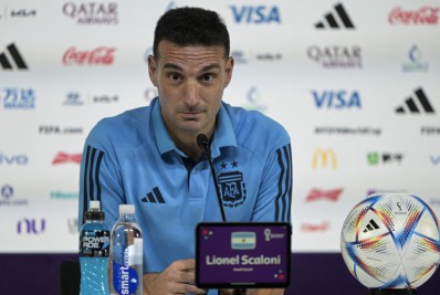 Irritado, técnico da Argentina se nega a responder pergunta sobre possível duelo com o Brasil