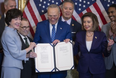 Congresso dos EUA aprova lei que protege o casamento homoafetivo