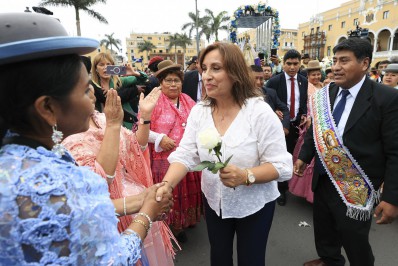 Nova presidente do Peru não descarta antecipação de eleições gerais