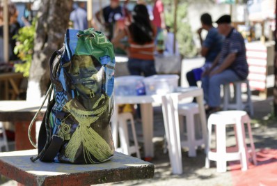 Projeto reutiliza lonas vinílicas em produção de ecobags