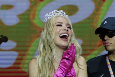 Viih Tube passa a coroa de rainha da Farofa da Gkay para Karoline Lima