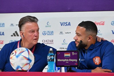 Técnico da Holanda, Van Gaal brinca com Memphis: 'Podemos nos beijar na boca?'