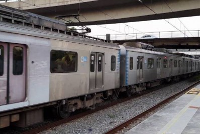 Dupla armada com facões rende maquinista e assalta passageiras de trem do ramal Gramacho