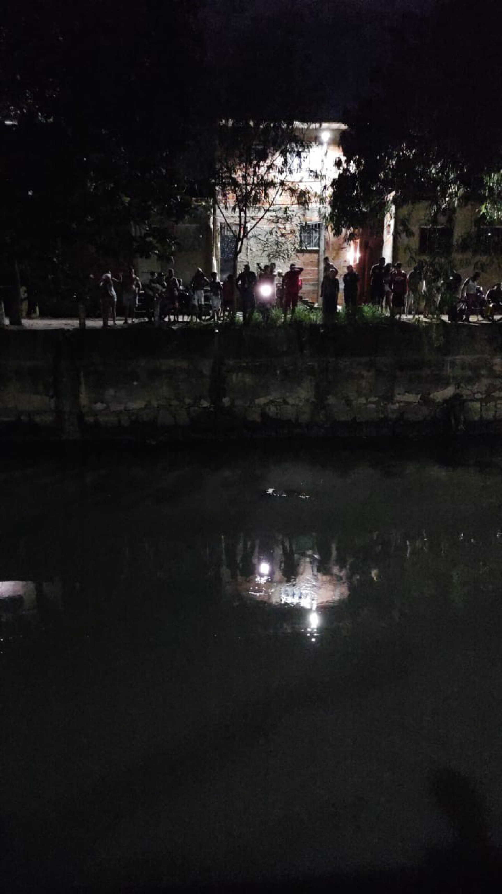 Familiares e amigos de Alexandro continuaram a busca pelo corpo at&eacute; de noite