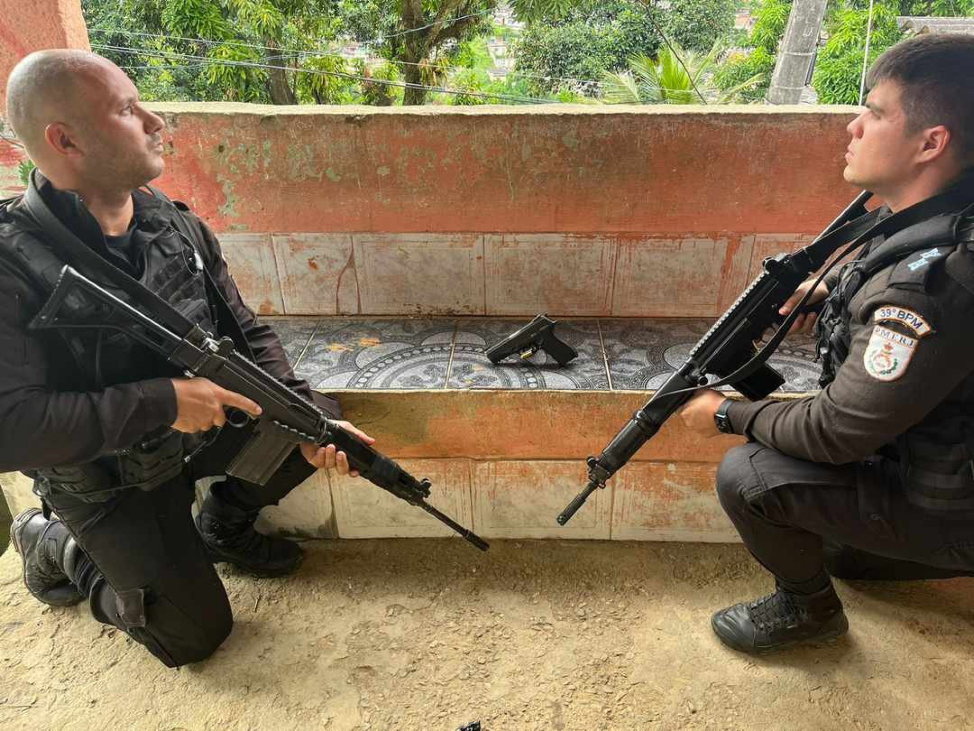 Uma pistola também foi apreendida na ação na Comunidade de Santa Teresa - Twitter / Pmerj