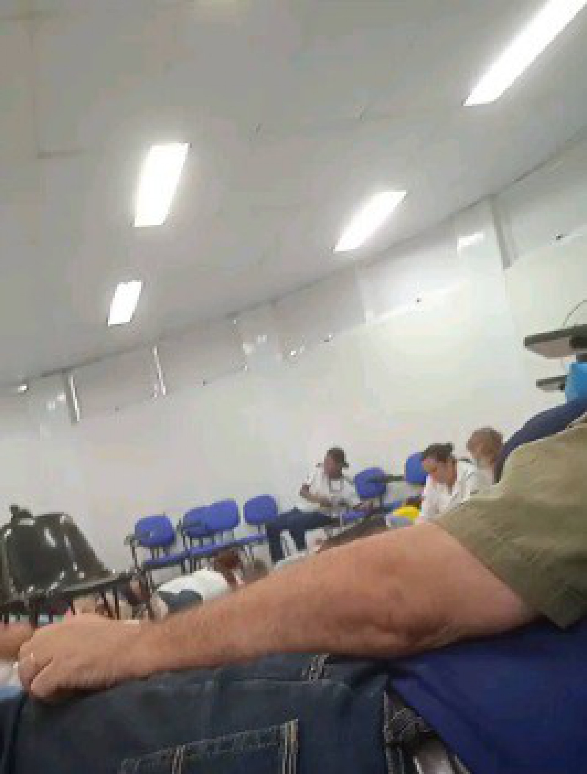 Funcion&aacute;rios e pacientes da Cl&iacute;nica da Fam&iacute;lia Padre John Cribbin, em Realengo, no ch&atilde;o da unidade para se protegerem dos tiros