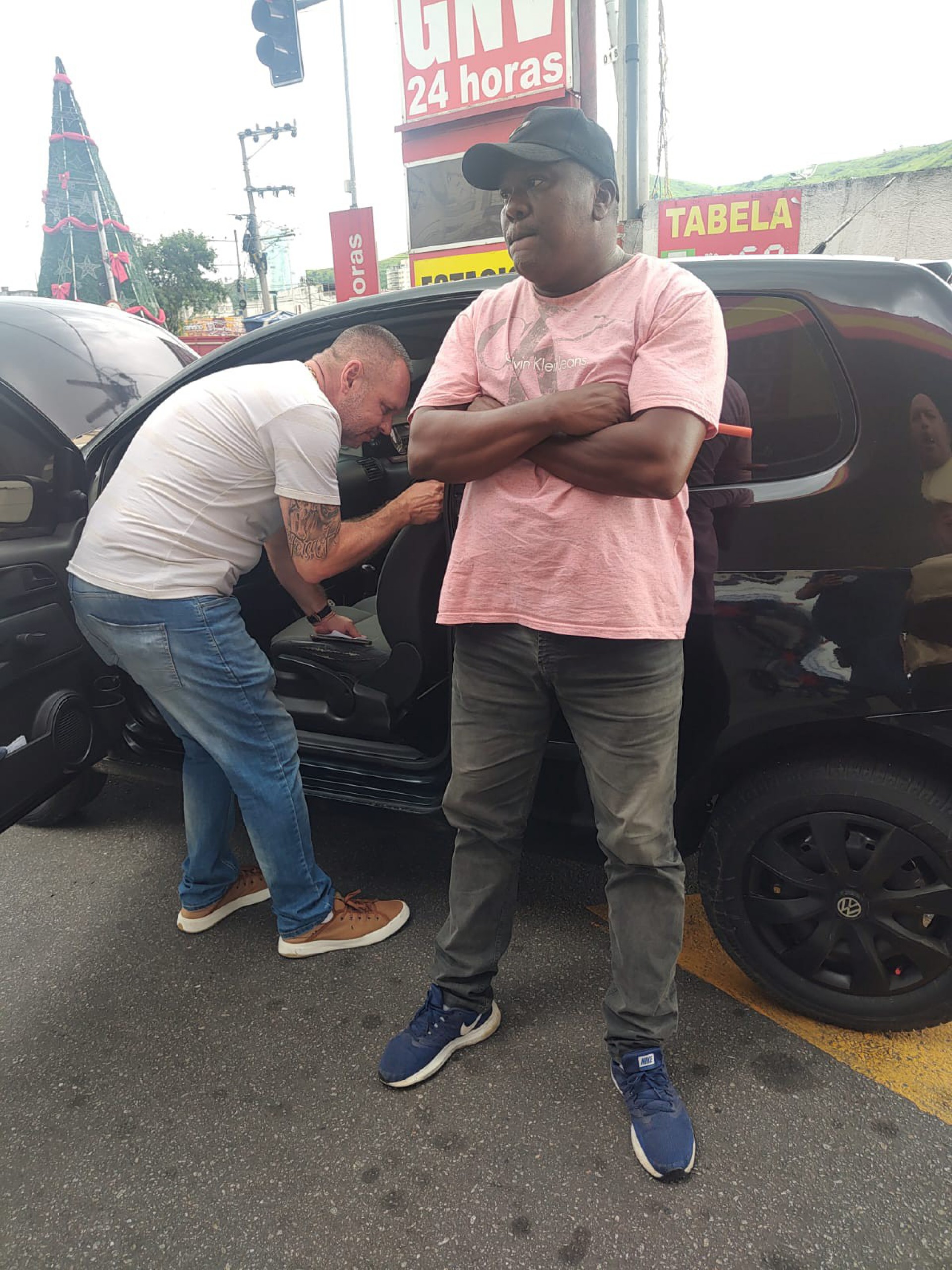 Ap&oacute;s revista, policiais acharam o telefone no carro de Claudio Santos