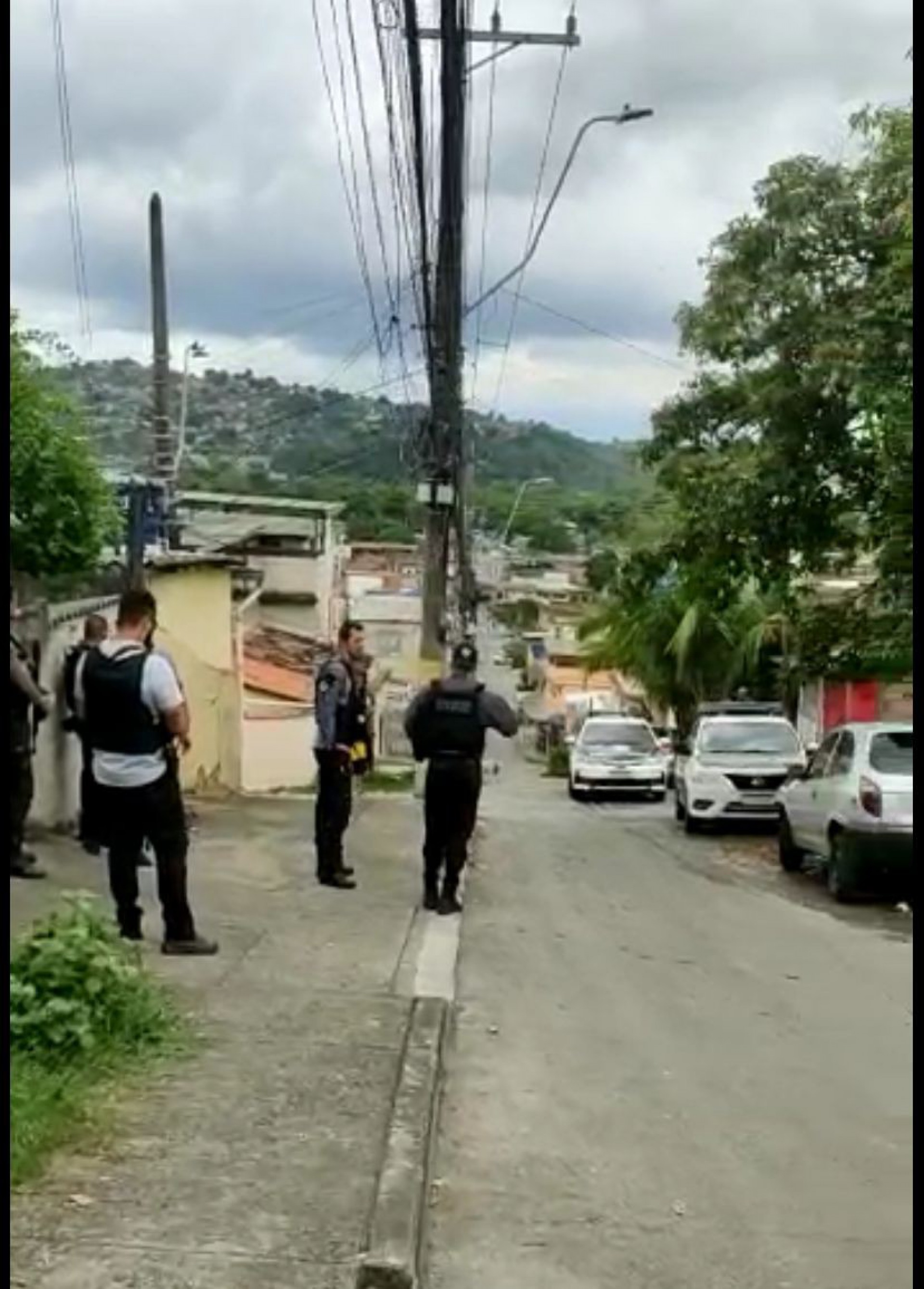 Agentes da DHC estiveram na comunidade do Faisão para buscar por Paulo Daniel - Divulgação