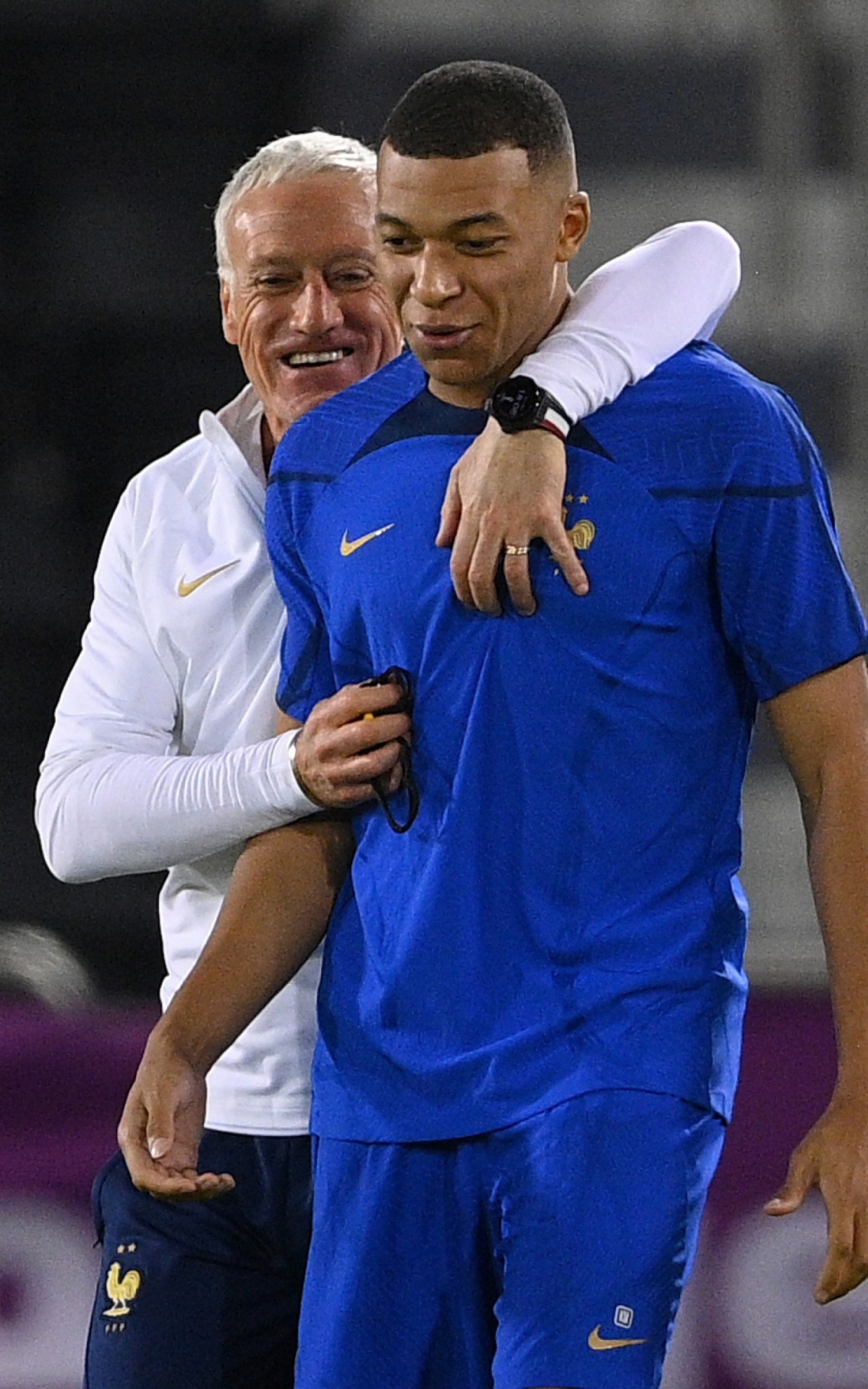 France's coach Didier Deschamps jokes with France's forward #10 Kylian Mbappe during a training session at Al Sadd SC Stadium in Doha, on December 9, 2022, on the eve of the Qatar 2022 World Cup quarter-final football match between England and France.
FRANCK FIFE / AFP - FRANCK FIFE / AFP
