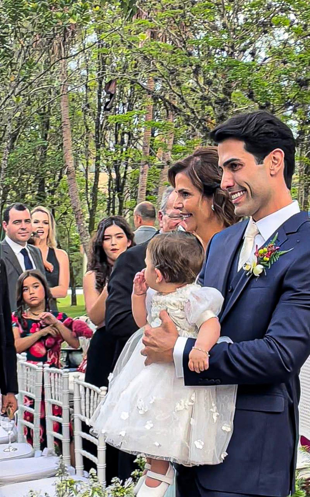 Gustavo Theodoro entrou com a filha do casal, Ayla, no colo