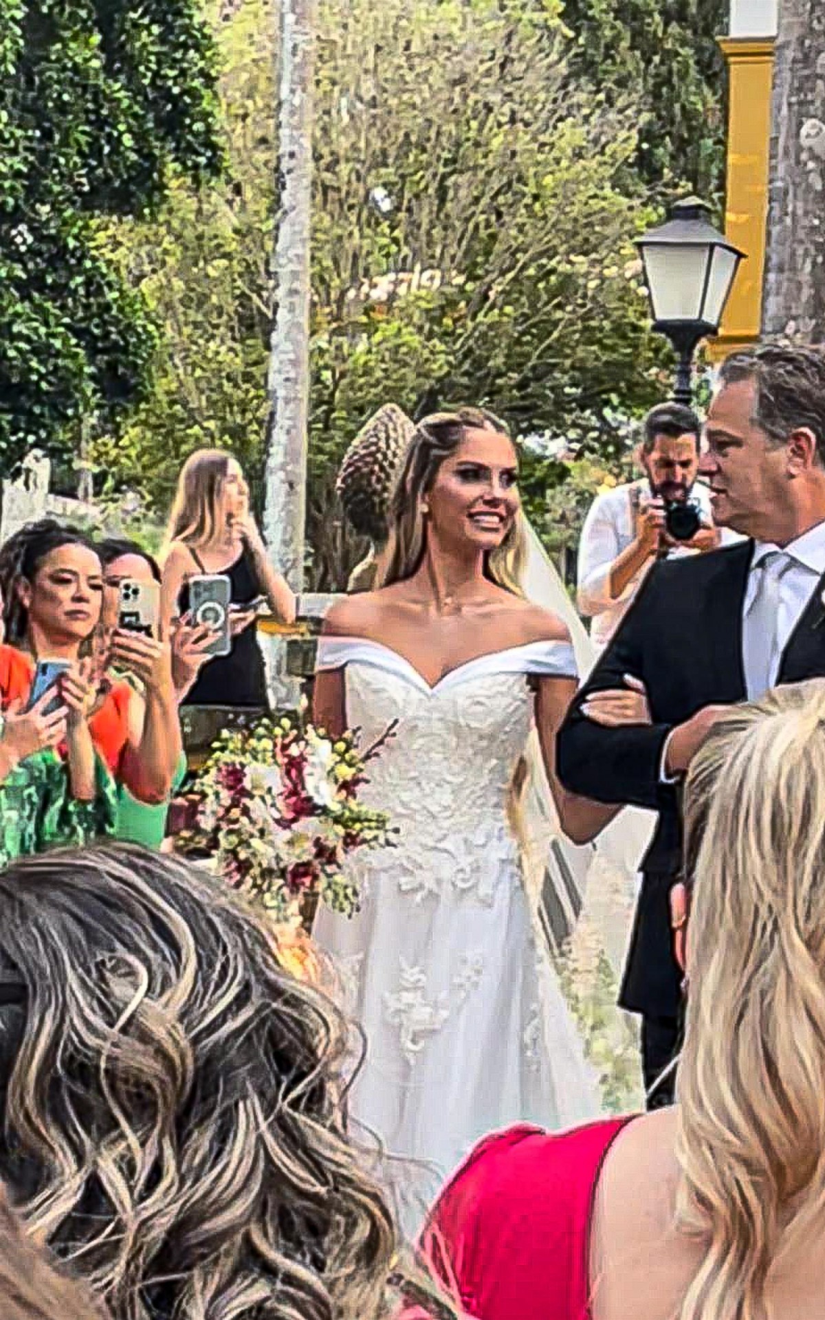 B&aacute;rbara Evans foi conduzida ao altar pelo pai, Jos&eacute; Clark