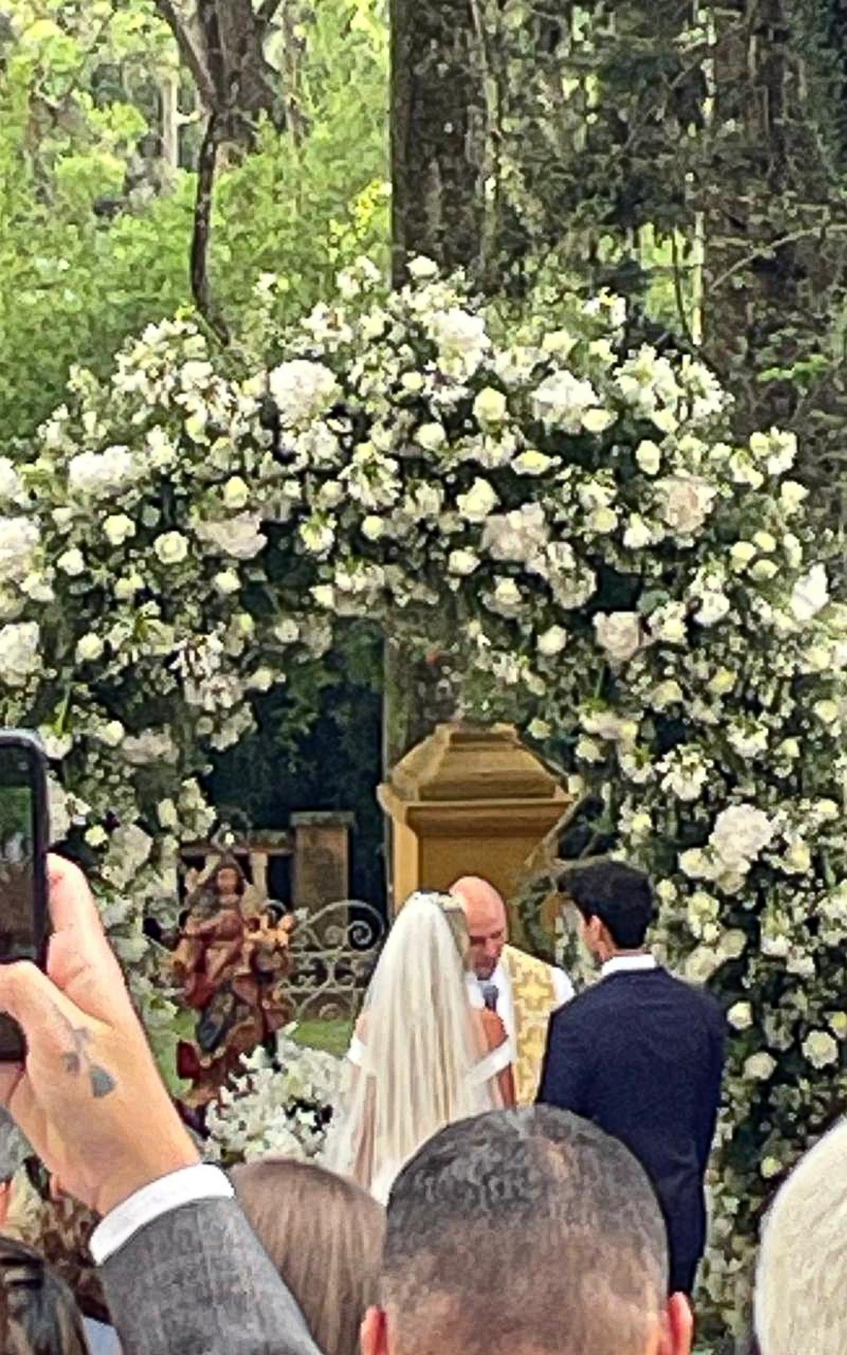 B&aacute;rbara Evans e Gustavo Theodoro em fest&atilde;o no interior de S&atilde;o Paulo