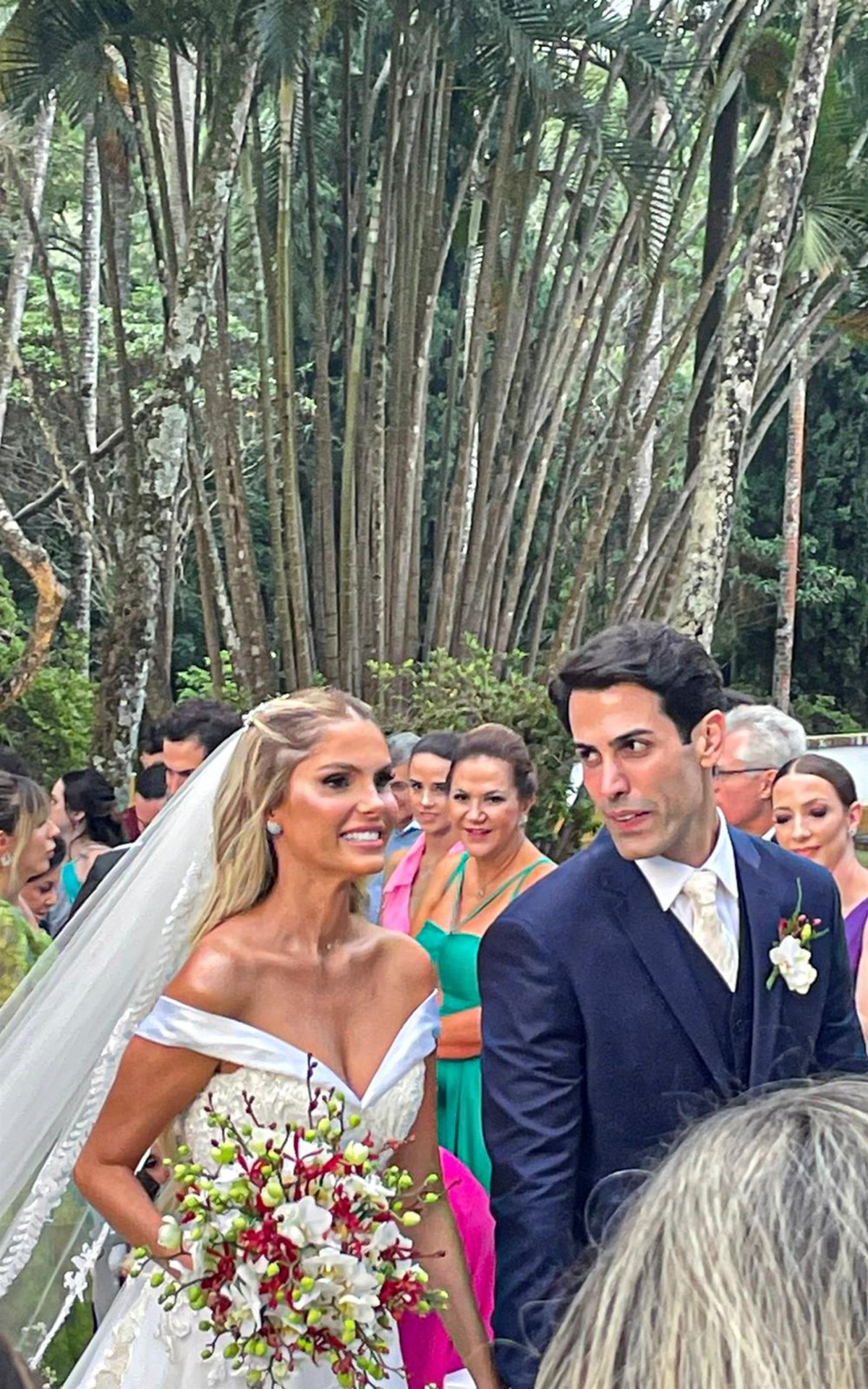 B&aacute;rbara Evans e Gustavo Theodoro em fest&atilde;o no interior de S&atilde;o Paulo