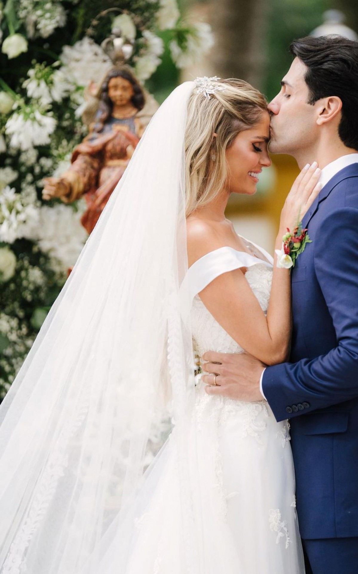 B&aacute;rbara Evans e Gustavo Theodoro se casam em cerim&ocirc;nia religiosa