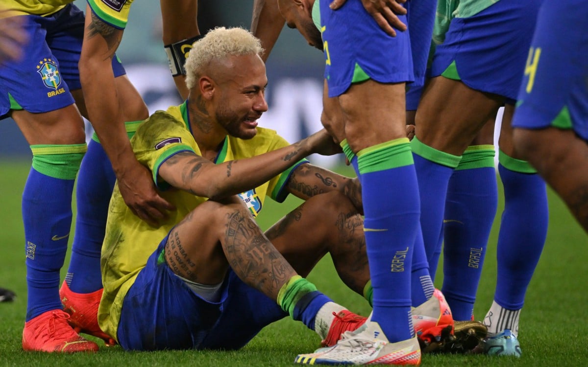 Brazil's forward #10 Neymar is consoled by teammates after they lost the Qatar 2022 World Cup quarter-final football match between Croatia and Brazil at Education City Stadium in Al-Rayyan, west of Doha, on December 9, 2022.
NELSON ALMEIDA / AFP - NELSON ALMEIDA / AFP