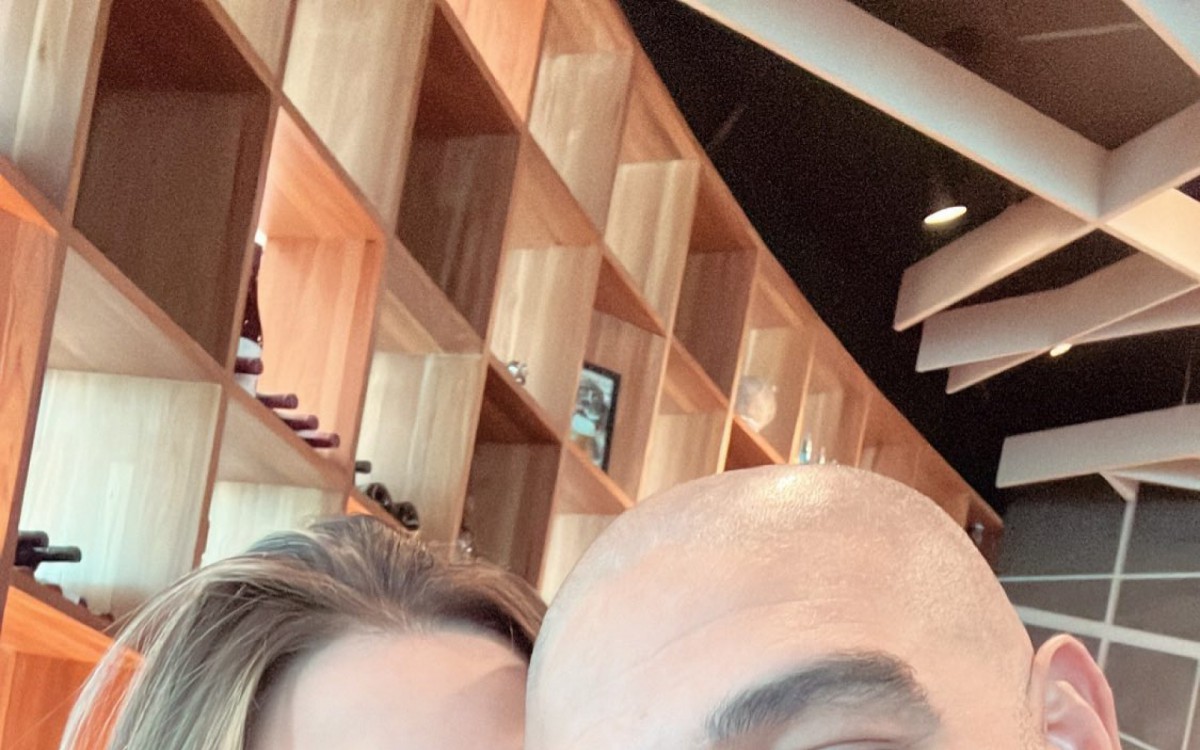 Adriano Imperador posta foto com Micaela Mesquita e nega separa&ccedil;&atilde;o