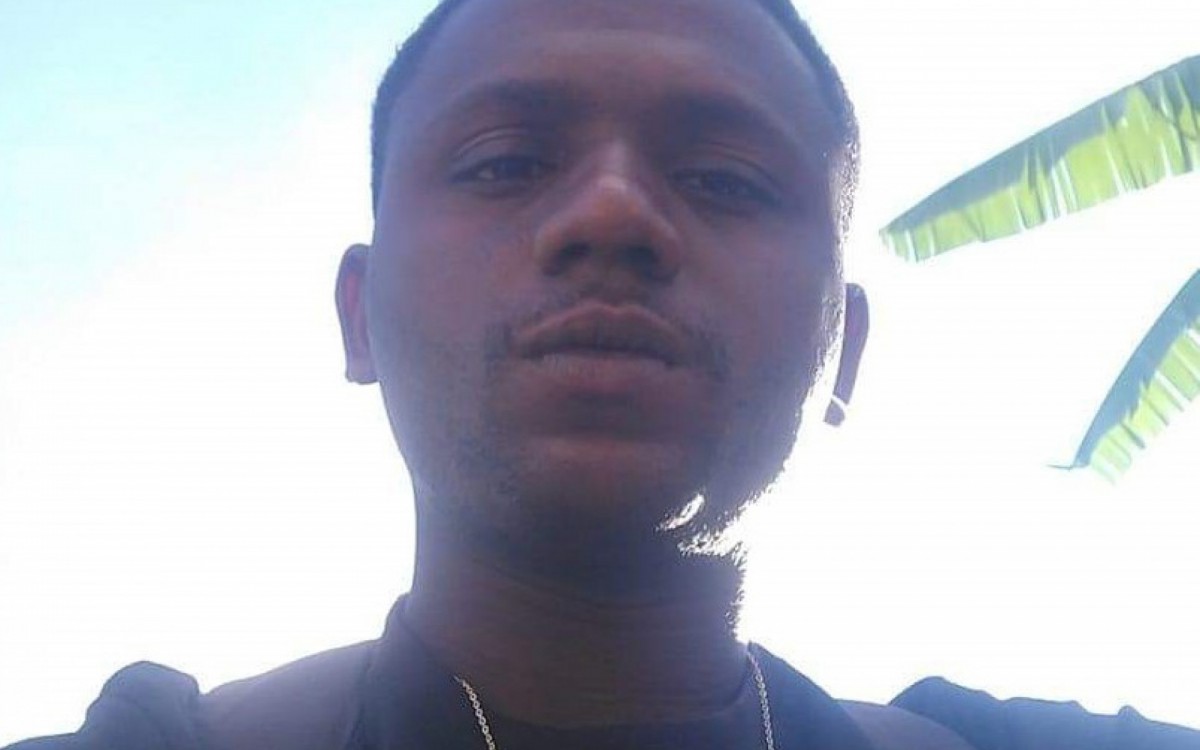 Alexandro morreu ap&oacute;s cair de moto em um rio de Manguinhos