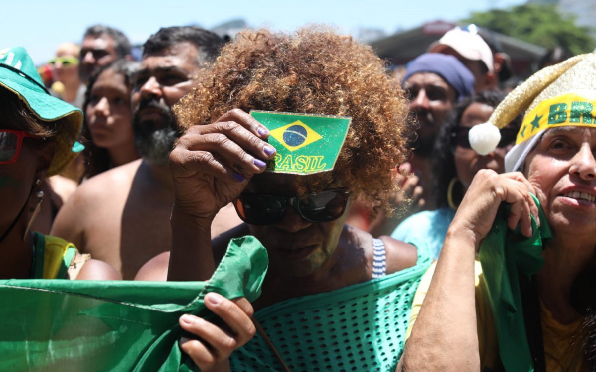 Torcedores assistem a partida entre Brasil e Cro&aacute;cia nas quartas de final da Copa do Mundo diretamente da Fifa Fan Fest, no Rio.