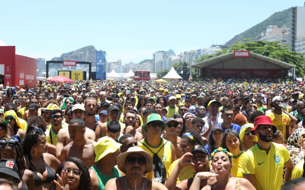Torcedores assistem a partida entre Brasil e Cro&aacute;cia nas quartas de final da Copa do Mundo diretamente da Fifa Fan Fest, no Rio.