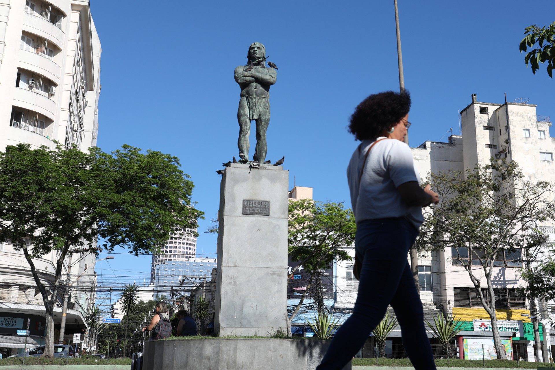 PAUTA ESPECIAL - Será lançado um livro sobre o indígena Araribóia. Na foto: Estátua do Araribóia em Niterói. -  Pedro Ivo/ Agência O Dia