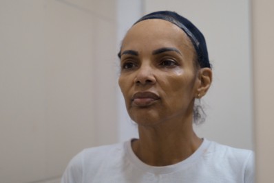 Defesa diz que Flordelis sofreu AVC na prisão; Seap nega e fala em dores na lombar 