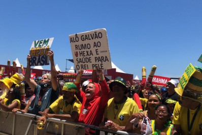 Torcedores lotam Copacabana e vivem expectativa com classificação do Brasil