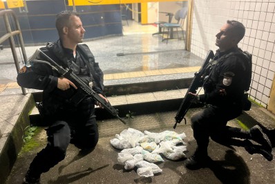 Homem é apreendido com mais de 800 sacolés de cocaína em Guapimirim