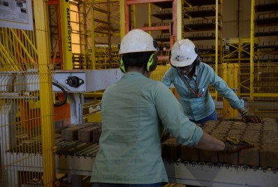 Confiança da indústria recua 0,4 ponto em setembro, mostra FGV