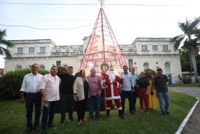 Axel Grael inaugura árvore de Natal e decoração festiva no Fonseca