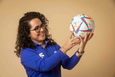 Narradora faz estreia pela Rede Globo neste domingo em evento de futevôlei