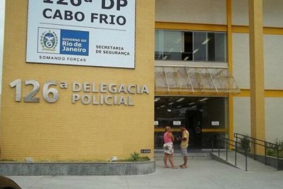 Adolescente resiste a prisão e é capturado por desacato, desobediência e tráfico de drogas em Cabo Frio