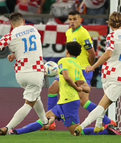 Bruno Petkovic fez o gol da Croácia que empatou o jogo na prorrogação, levando a decisão para os pênaltis