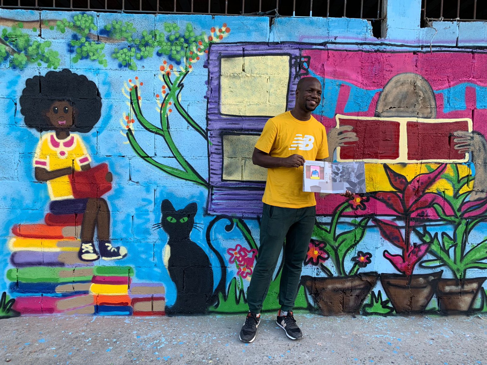 Otávio Junior montou a primeira biblioteca comunitária no Complexo da Penha e Alemão - Divulgação