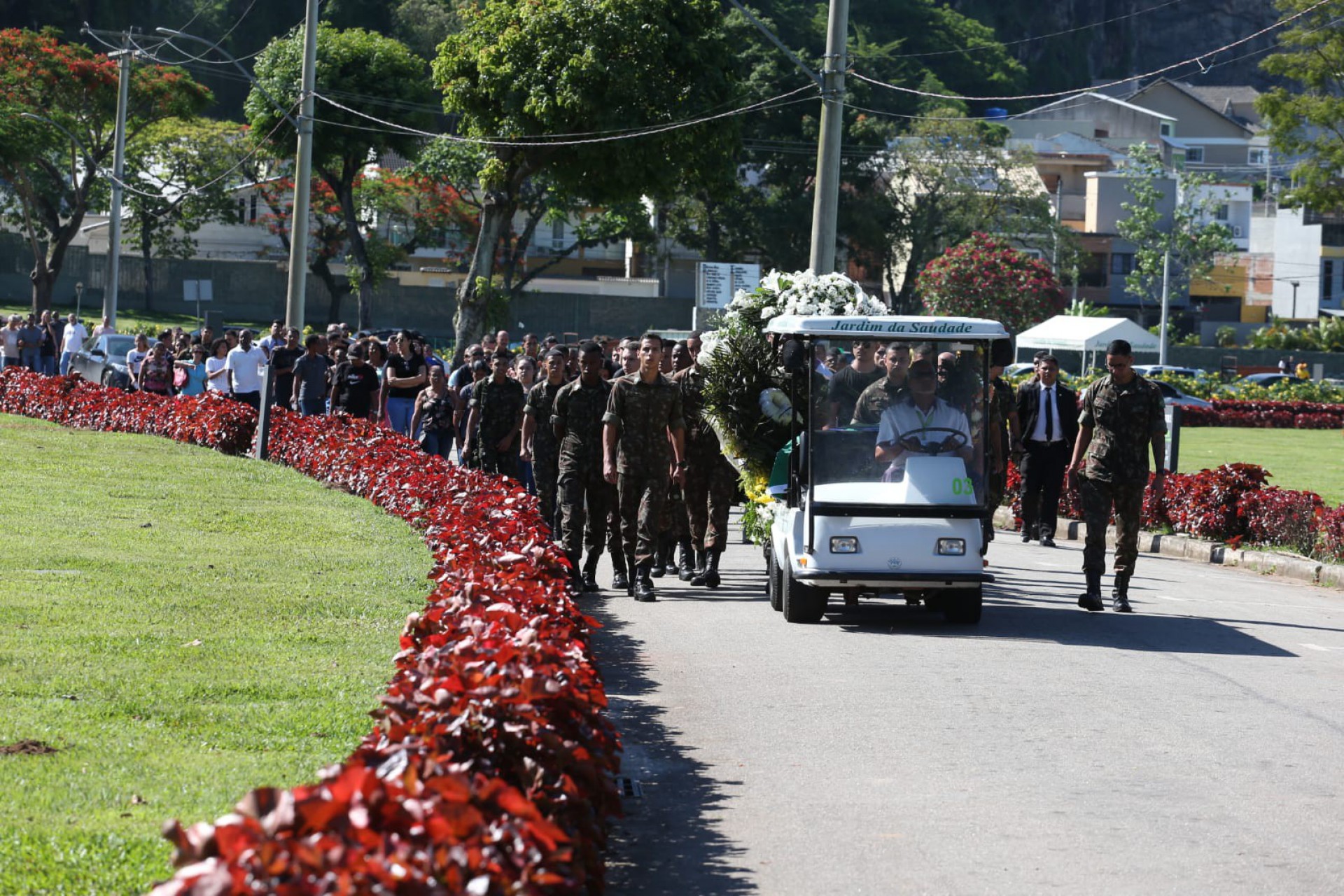 Companheiros e familiares estiveram no cemitério para se despedir de Gabriel - Cléber Mendes / Agência O Dia