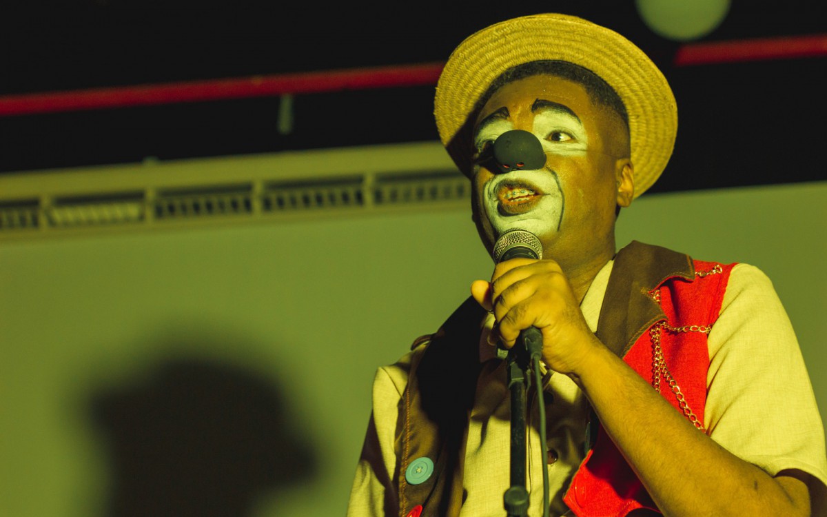 Will Will das Candongas, um palha&ccedil;o andarilho que acumulou uma cole&ccedil;&atilde;o de mem&oacute;rias originadas em conversas e escutas entre amigos e parentes