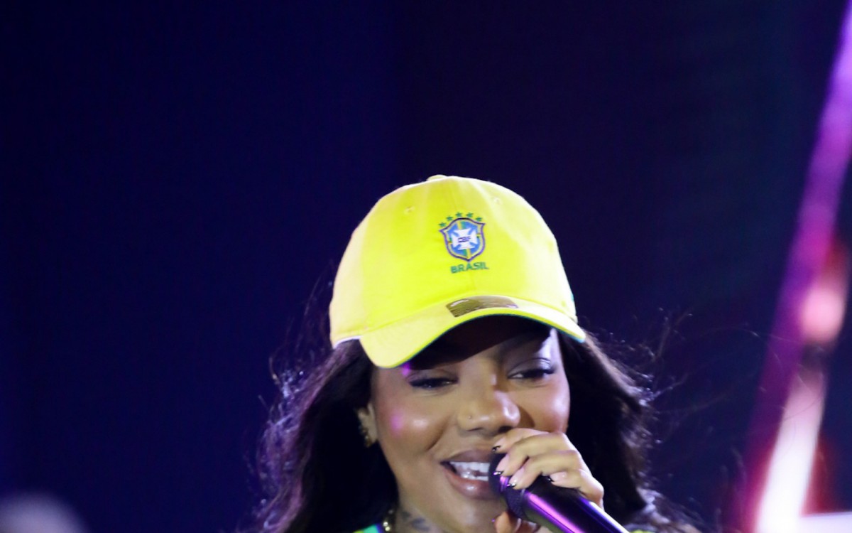 Ludmilla se apresentava em evento no Rio quando homem arremessou pedras de gelo na cantora