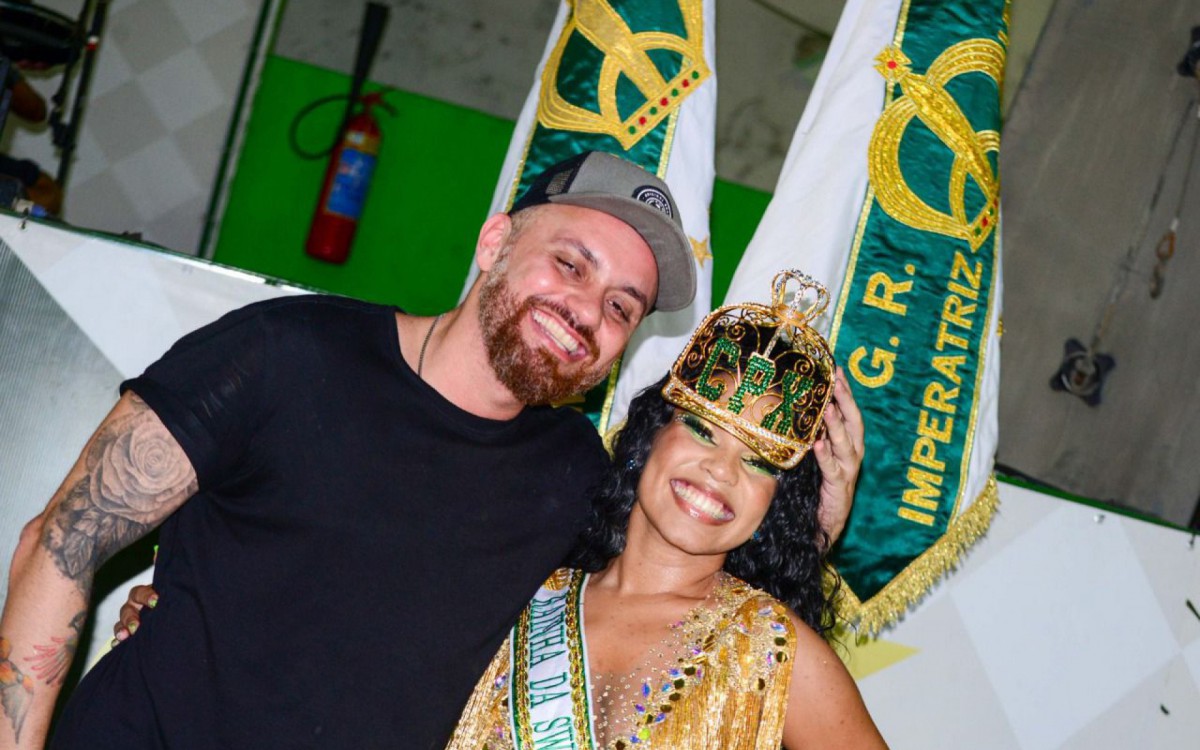 Nova rainha de bateria, Maria Mari&aacute; posa com Leandro Vieira, carnavalesco da Imperatriz Leopoldinense