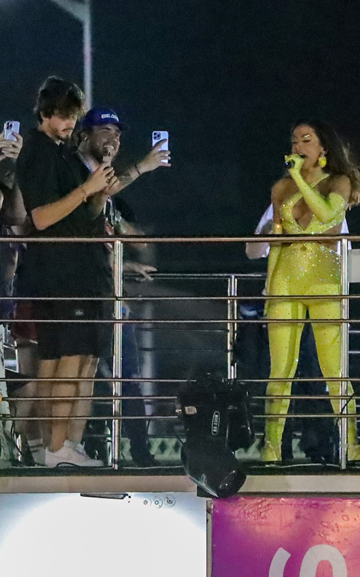 Suposto affair de Anitta, o ator Lucca Picon acompanhou a cantora em trio no Carnatal