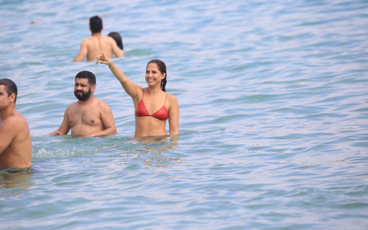 Camila Pitanga curte banho de mar na praia de Ipanema