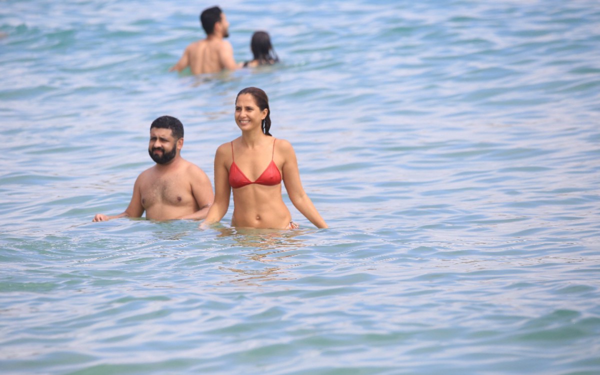 Camila Pitanga curte banho de mar na praia de Ipanema